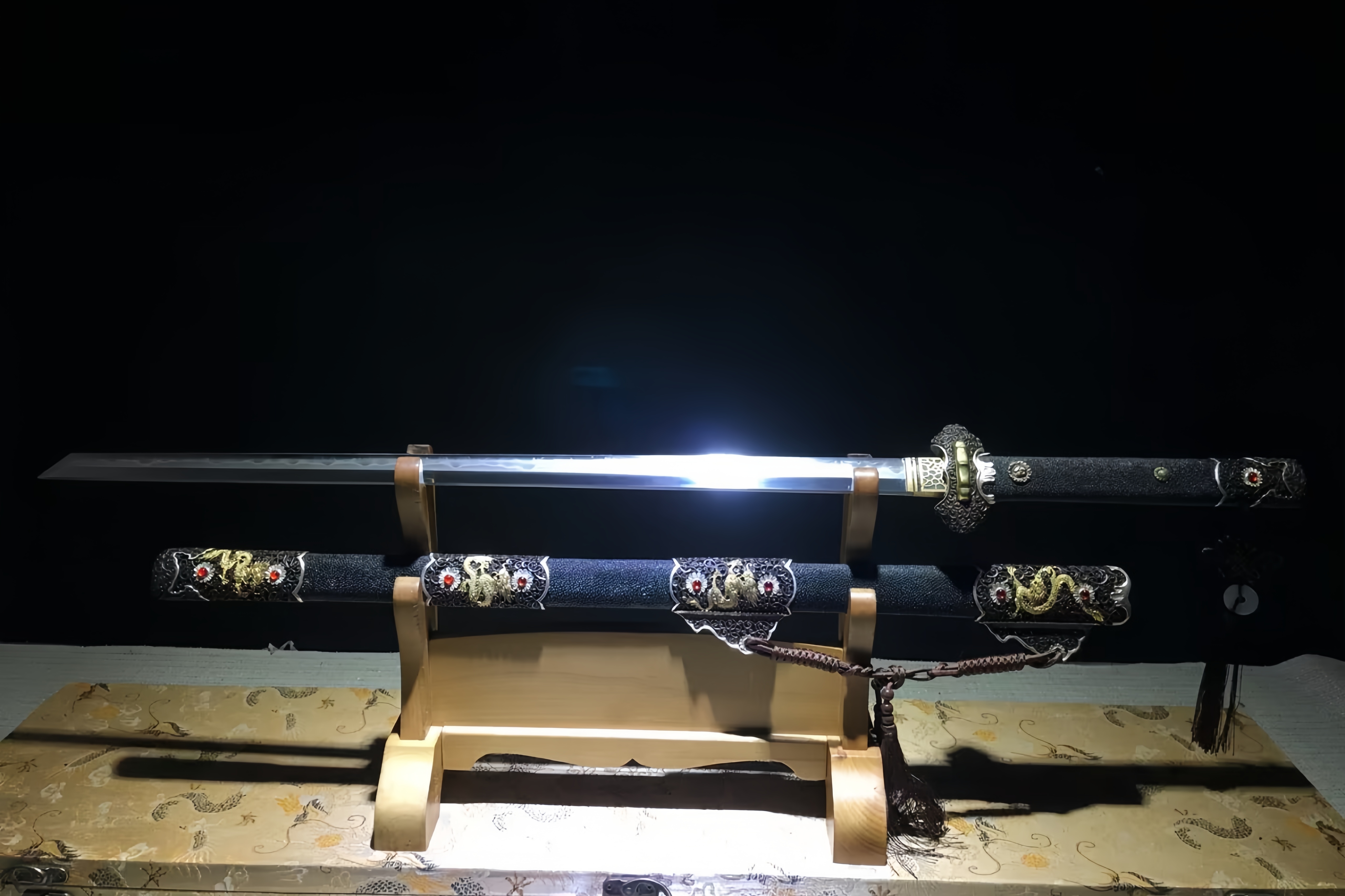 镂空八龙七枚唐刀